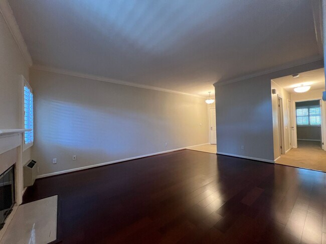 Building Photo - Remodeled 2 Bedroom 2 Bath Condo Walking d...