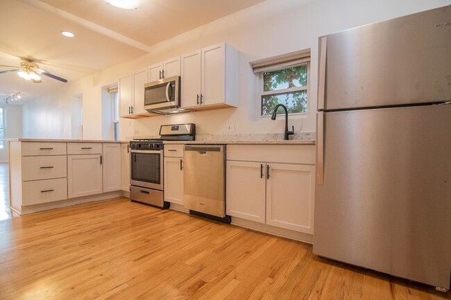 Building Photo - 954 N Honore St