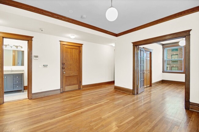 Building Photo - 3600 N Hermitage Ave