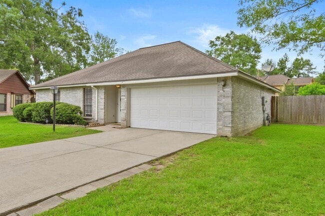 Building Photo - 2035 Woodhue Dr