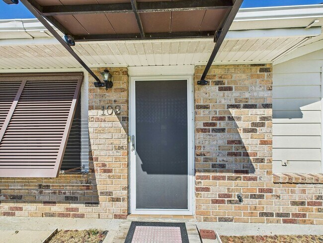 Foto del edificio - 102 Thompson Loop