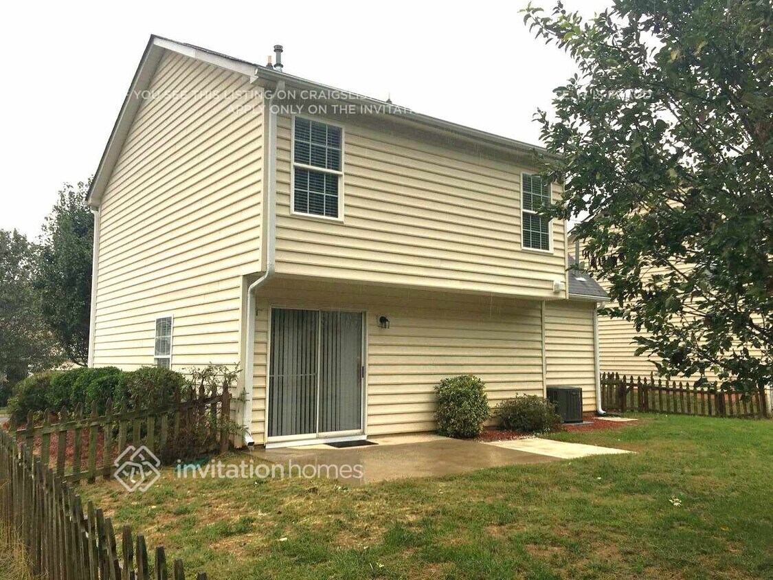 Foto del edificio - 8142 Chatham Oaks Dr