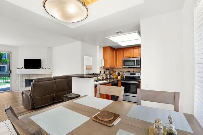 Foto del edificio - Stylish Furnished 2BR/2BA Condo with Resor...