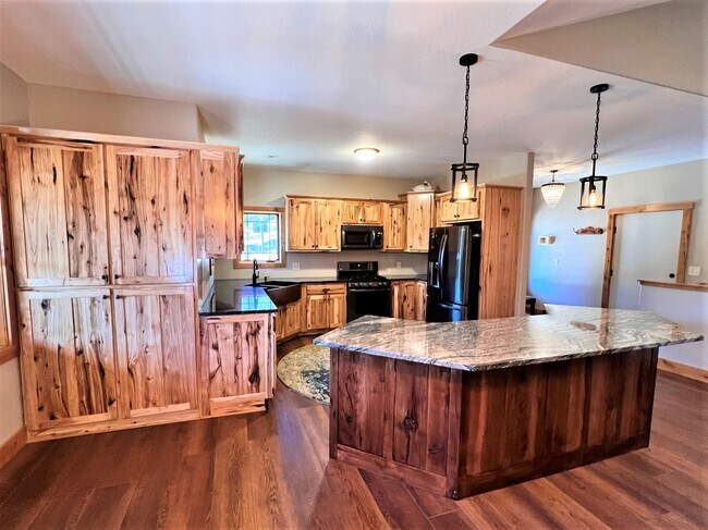 Building Photo - 27660 Pine Dr