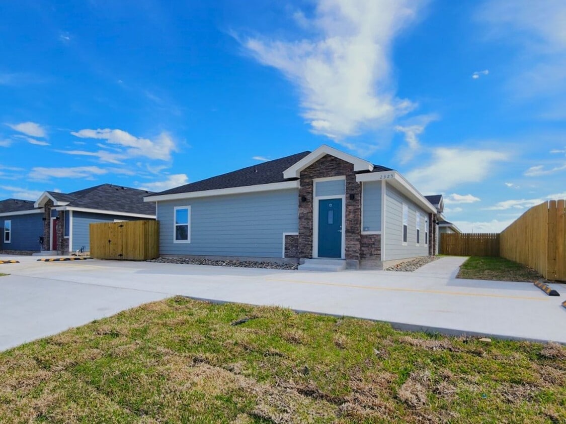 Primary Photo - 2325 N Vly Cir