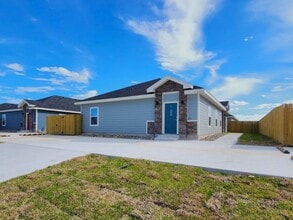 Building Photo - 2325 N Vly Cir