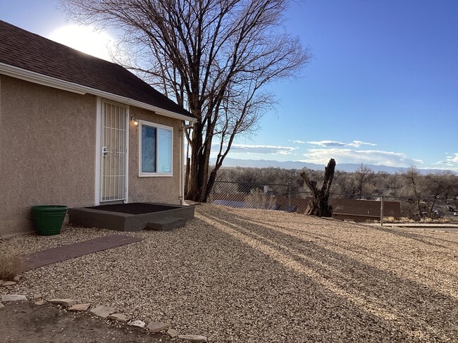 Foto del edificio - 1102 E 2nd St