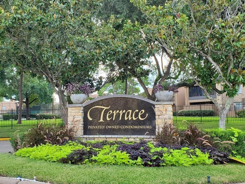 Primary Photo - 10555 Turtlewood Ct