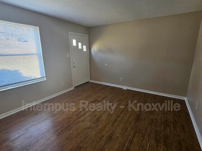 Building Photo - 328 Dahlia Dr