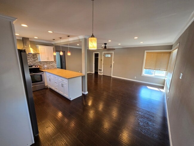 Foto del edificio - Spacious 2BR/2BA Near the Beach — Garage, Pets OK, Available Now