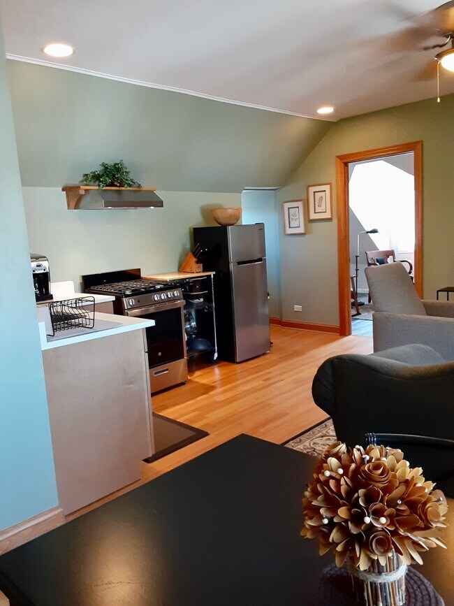 Vista de la cocina y puerta del dormitorio. - 2422 N Drake Ave