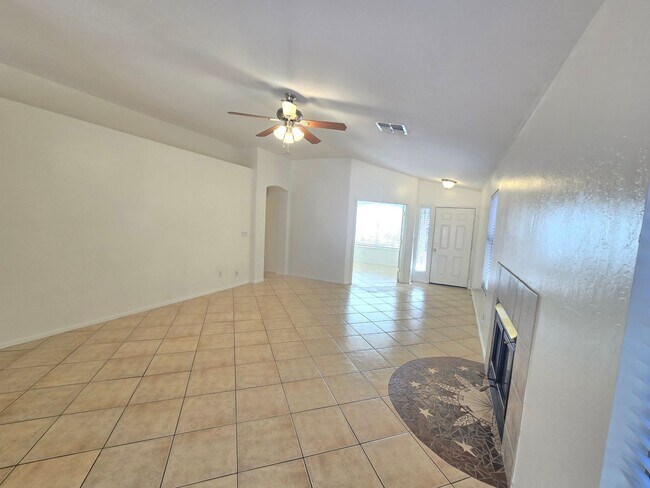 Building Photo - 3 Bed / 2 Bath Plus Den Home with 2-Car Garage in Mesa