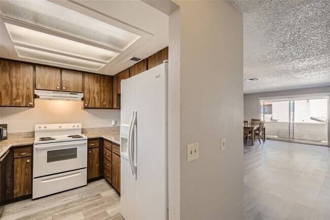 Building Photo - 2 Bedroom Condo near University District!