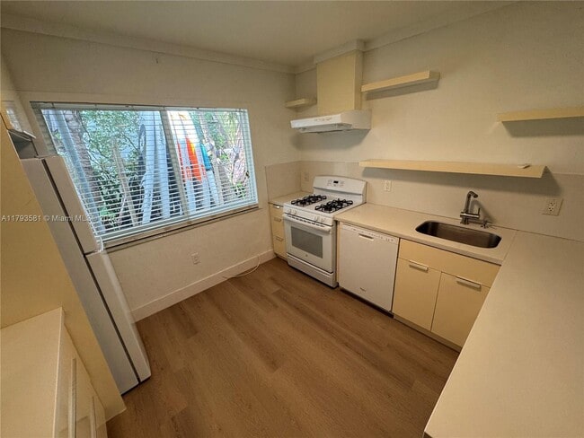 Foto del edificio - 4780 Pine Tree Dr