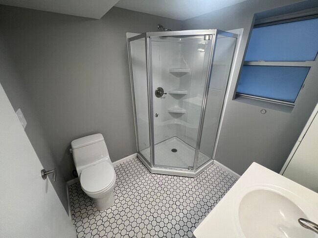 Bathroom - 2543 W Thomas St