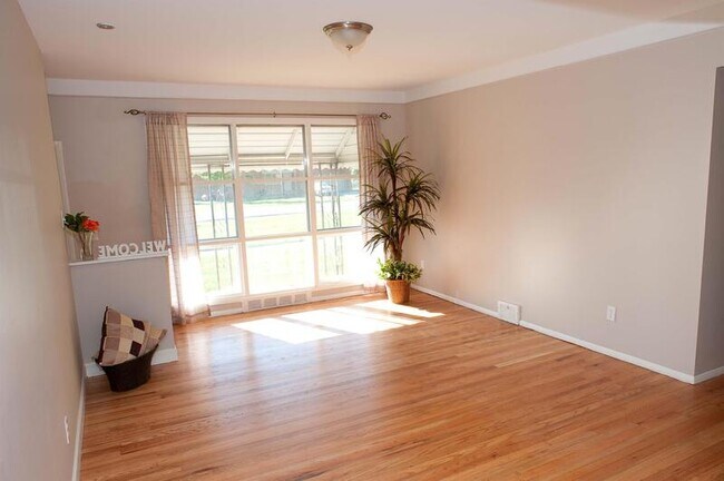 Building Photo - 244 N Venoy Rd