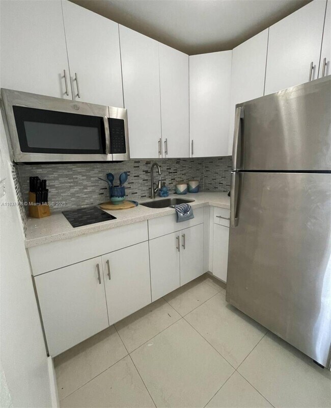 Foto del edificio - 7904 West Dr