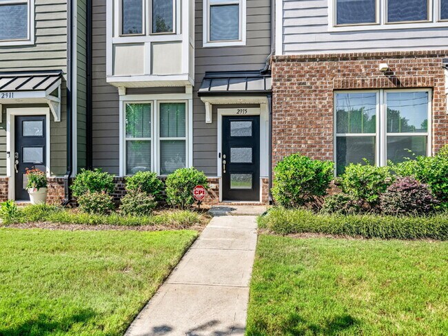 Foto del edificio - The Towns on Greenway! Two bedrooms. Two private baths, Half Bath. Greenway around the corner. Up...