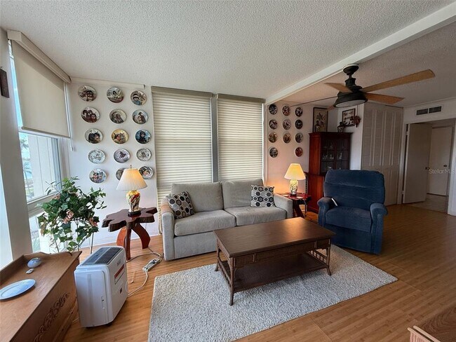 Foto del edificio - 7400 Sun Island Dr S