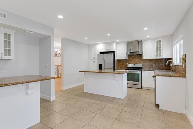 Building Photo - 1666 Palisades Dr