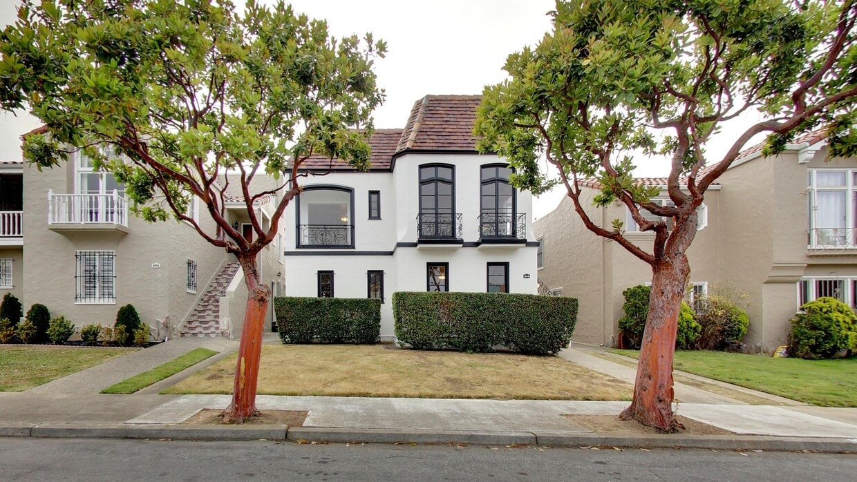 Primary Photo - Lakeside 3 Bedroom / 3 Bathroom Single Fam...