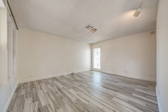 Foto del edificio - Charming Single-Level Townhome with Modern Flooring & Update Bathroom & Kitchen