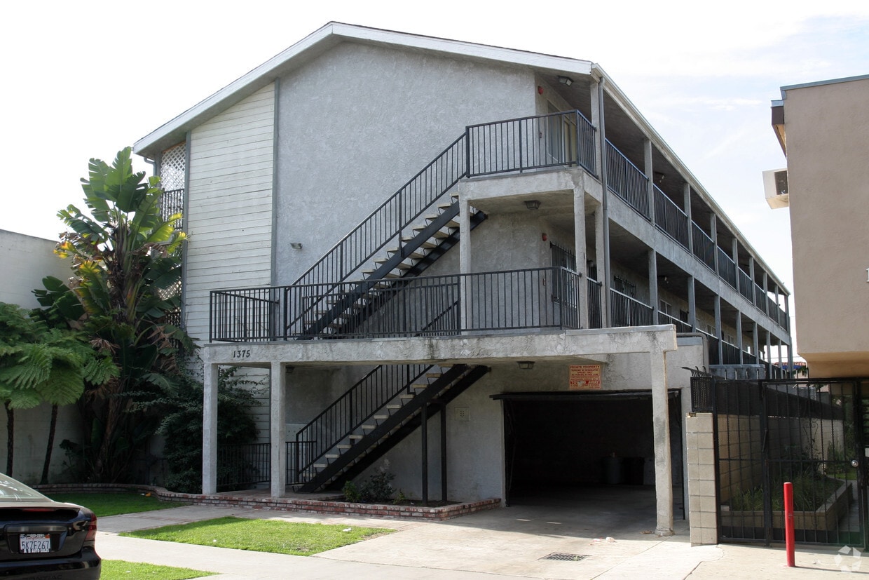 Building Photo - 1375 Temple