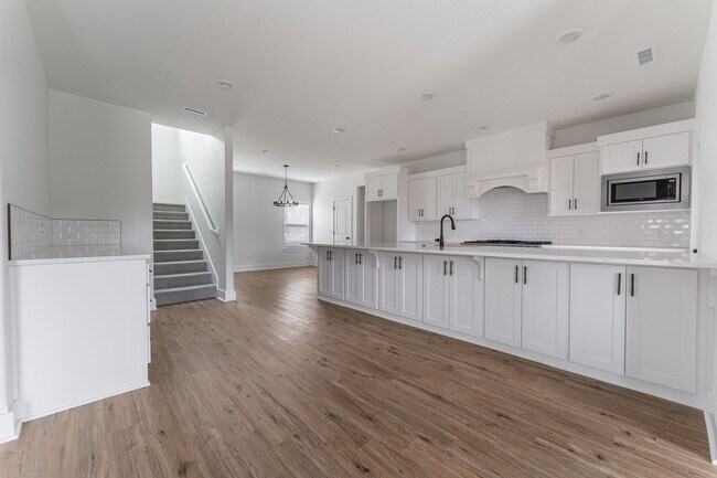 Building Photo - Beautiful Home on Two Acres