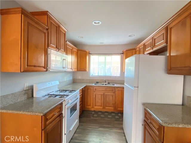 Foto del edificio - 1265 Olive Tree Ln