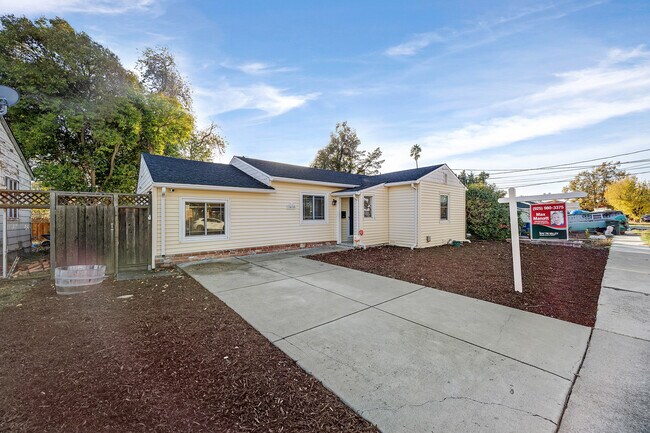 Building Photo - 2438 Upland Dr