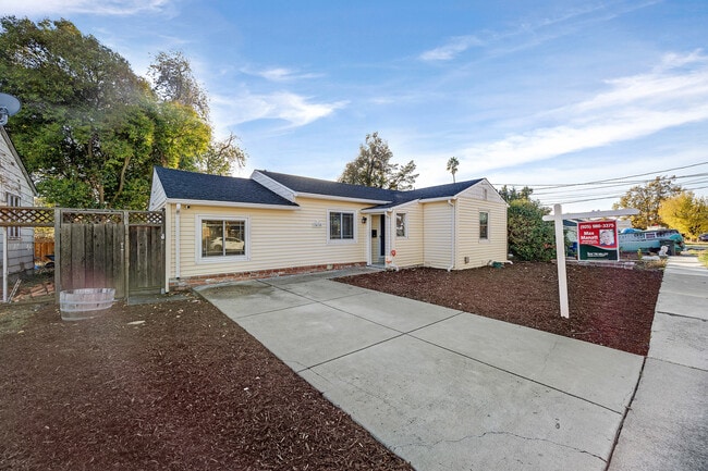 Photo - 2438 Upland Dr House