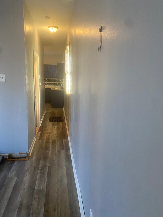 Pasillo - 5926 Harney Ave