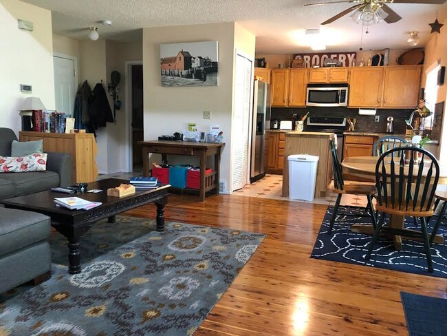 Building Photo - 4 Bd, 2 Ba, Home, Quiet Neighborhood, Great Floorplan, Mature Landscaping!