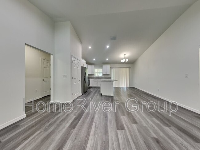 Foto del edificio - 129 Redwood Rd