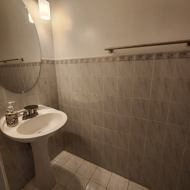 Foto del edificio - "Charming 3-Bed Townhouse with Finished Ba...