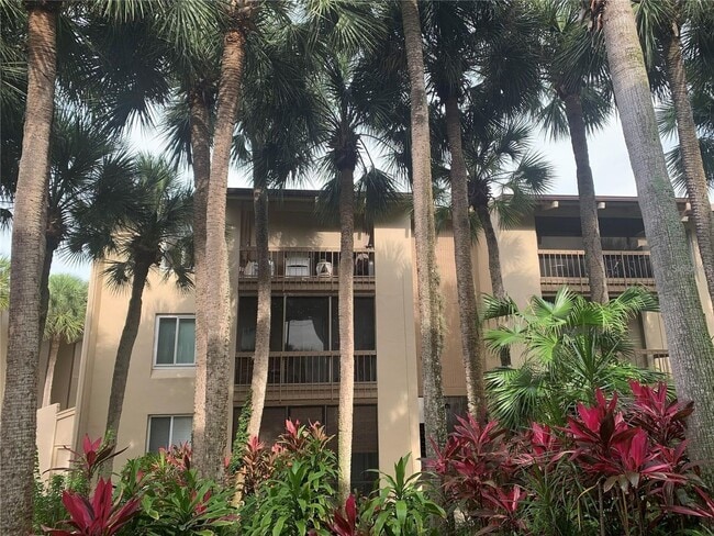 Building Photo - Spacious 1/1 Ground floor Condo