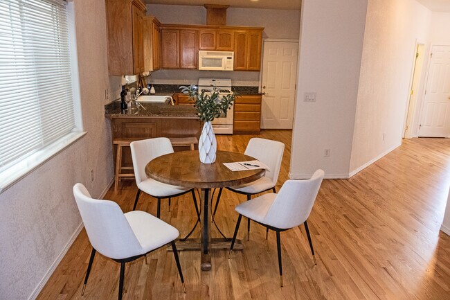 Foto del edificio - 296 Meadow Dr