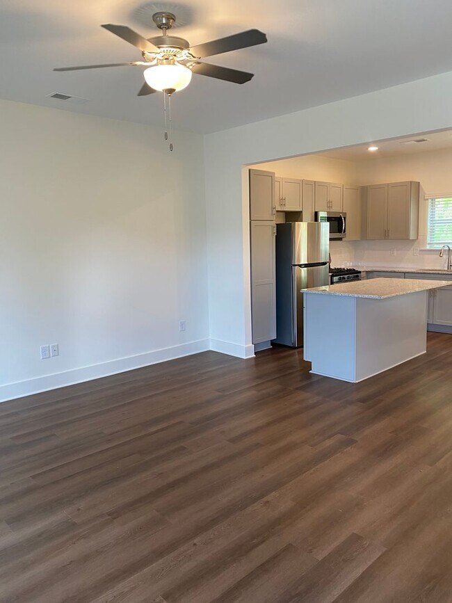 Foto del edificio - Spacious 3 Bedroom Home with Primary Suite on Main Level