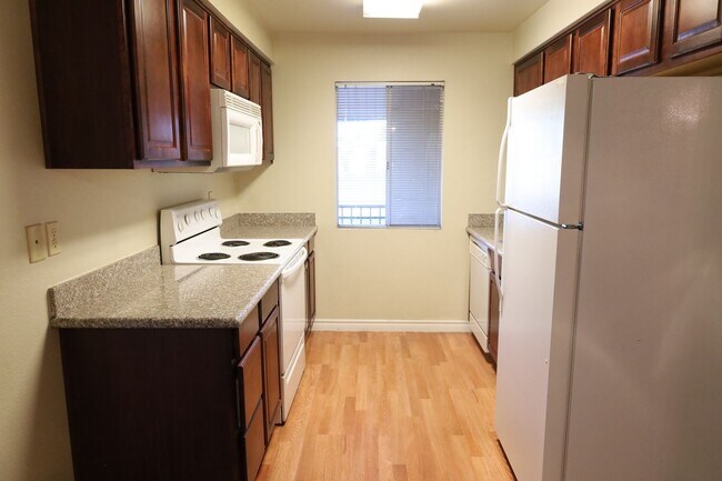 Building Photo - 1 Bedroom 1 Bathroom Condo inside Guard Ga...