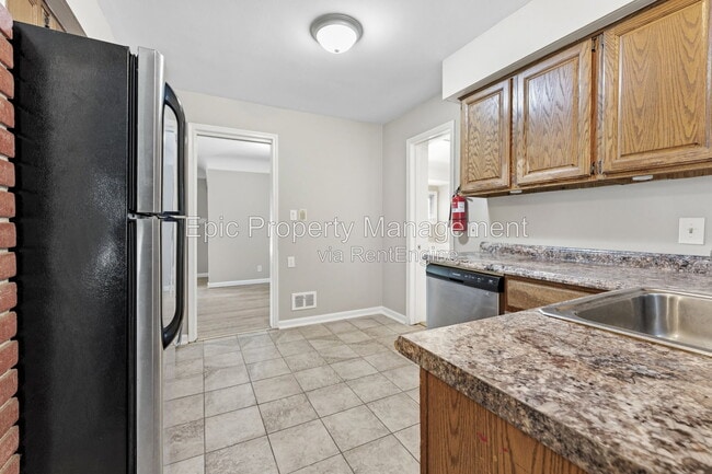 Building Photo - 812 Riverbank St