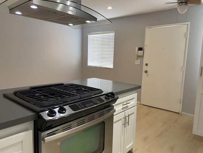 Foto del edificio - 4112 E 7th St
