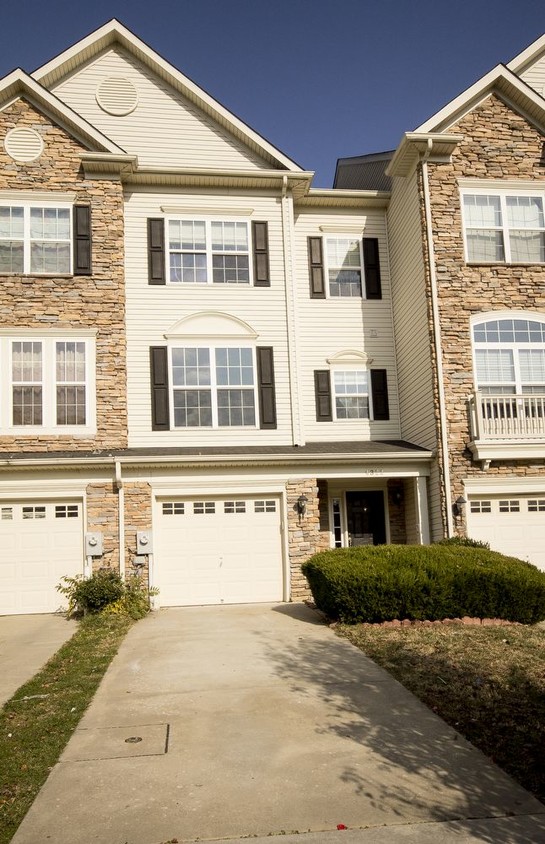 Foto principal - Stunning Garage Townhome in Owings Mills