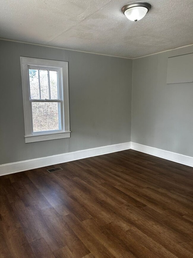 Photo - Seconds from Battlefield PKWY - 1 bed, 1 bath, newly renovated home!