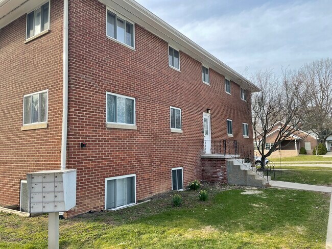 Building Photo - 336 N Main St