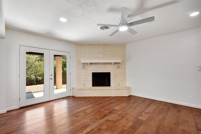 Building Photo - 922 Twin Oaks Dr