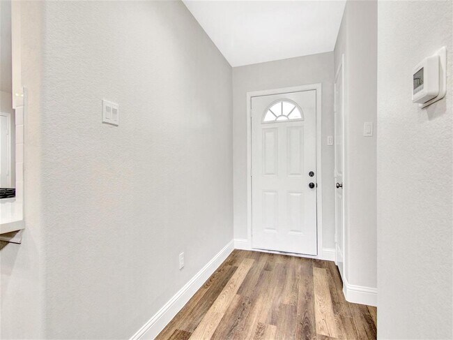 Foto del edificio - 223 Lakewood Dr