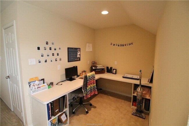 Building Photo - Spacious 4 Bed, 3 Bath in Horse Haven!