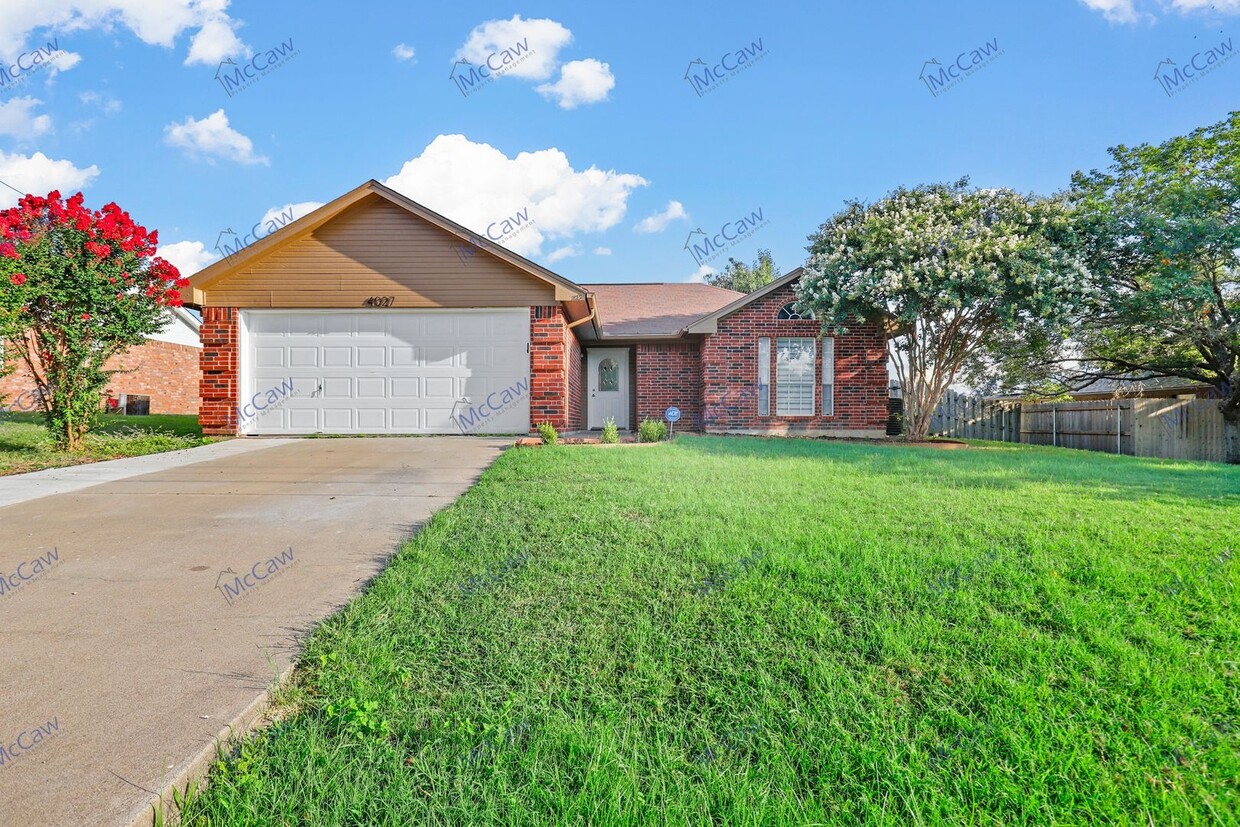 Foto principal - Move-In Special! Lovely 3/2/2 in Granbury!