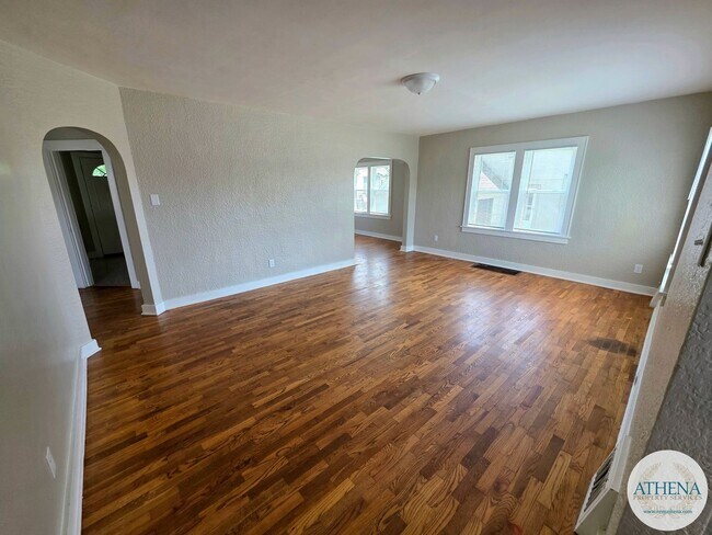 Building Photo - Charming 3 Bedroom / 1 Bath House with Original Hardwood Floors