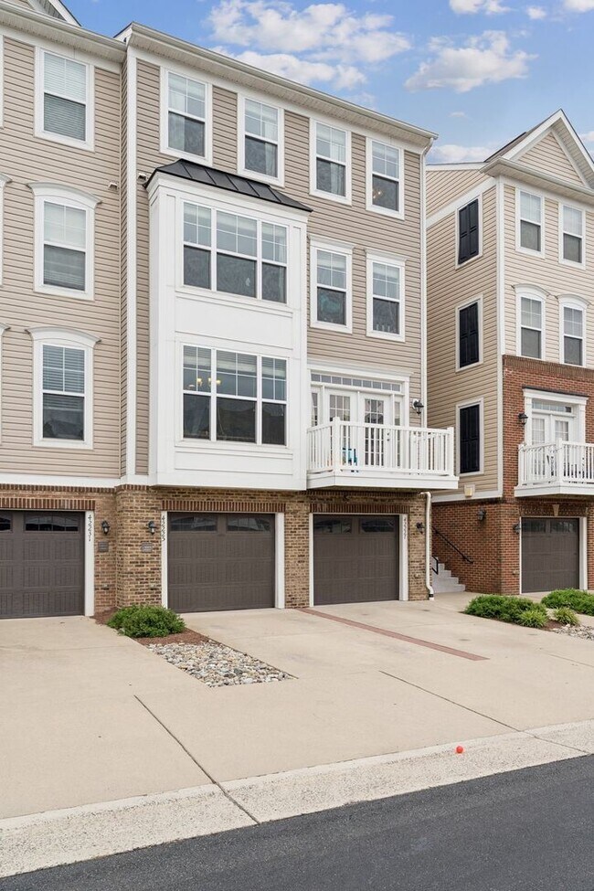 Building Photo - 42227 Canary Grass Square